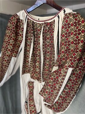 Romanian ie lunga 1940’s. Embroidered Long Sleeve Boho Dress in Ivory and Red